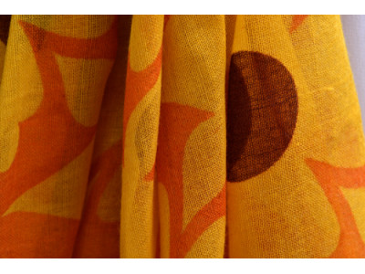 Geel, oranje, bordeaux wollen sjaal