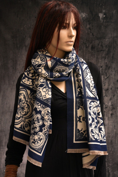Warme sjaal met prachtig tegelmotief, blauw en offwhite