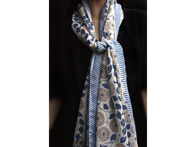 Blockprint sjaaltje van katoen, blauw, oranje en wit
