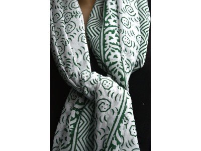 Katoenen sjaal of pareo met originele blockprint, wit en groen