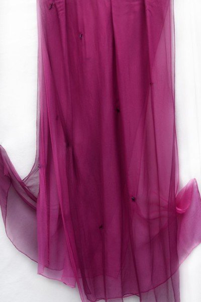 Donker en licht roze chiffon zijden sjaal ineen, met kraaltjes vastgemaakt