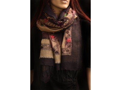 Wollen sjaal of stola, bohemian, camel en aubergine, borduursel oranje, roze en groen
