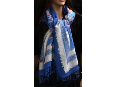 Wollen sjaal of stola, bohemian, blauw en offwhite, met franjes op alle laagjes rondom