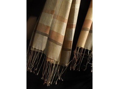 Bruin, camel met beige zijden sjaaltje met dun glinsterdraadje
