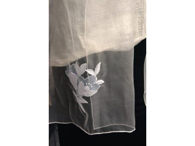 Elegante witte echte zijden sjaal van organza met applicaties van een bloem