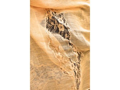 Linnen sjaaltje met kant, warm beige